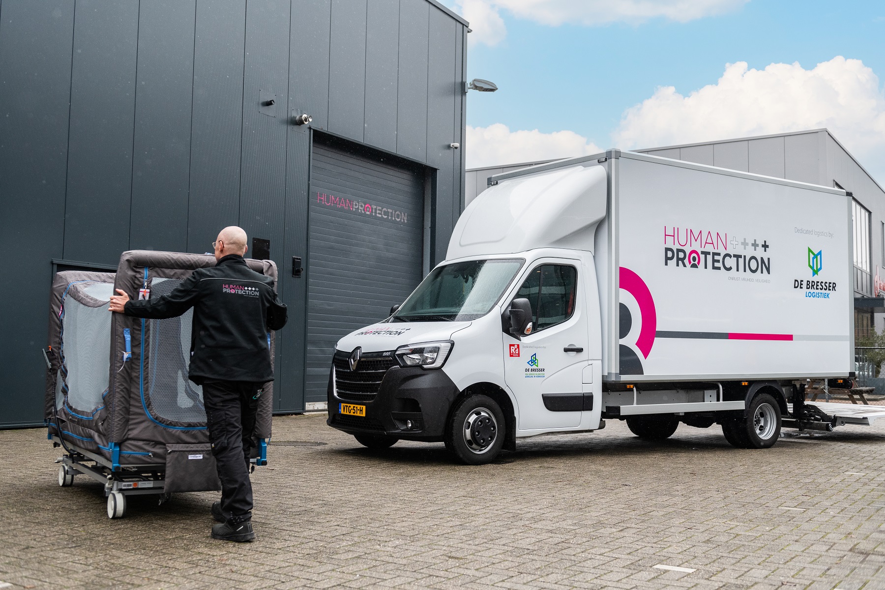 De Bresser Verhuizingen B.V. rijdt 8 nieuwe Renault Trucks Master